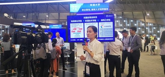 “云”开见日，，，，“AI”生花，，，，尊龙凯时动力携五大主题亮相华为HC大会